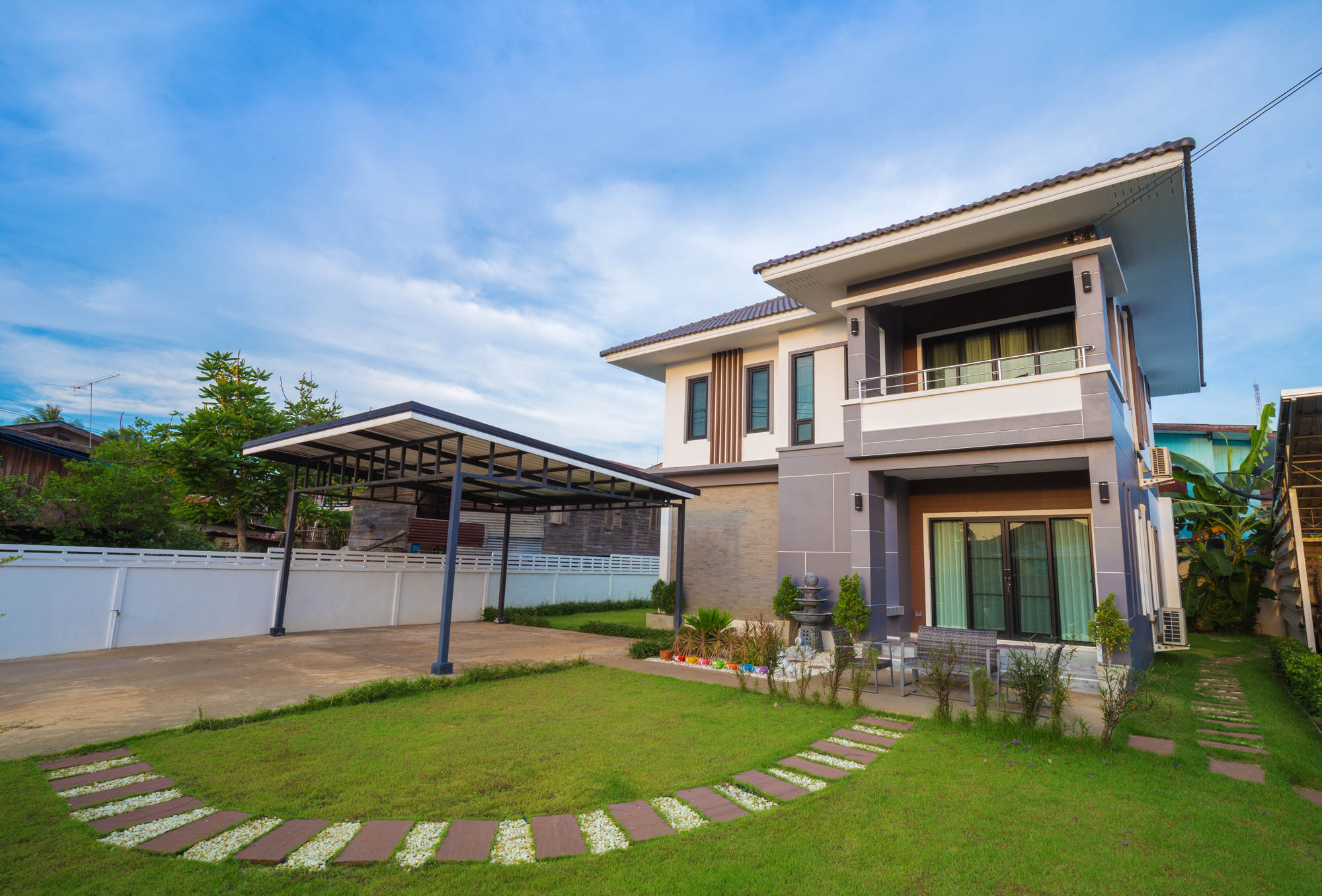 modern-house-with-sky